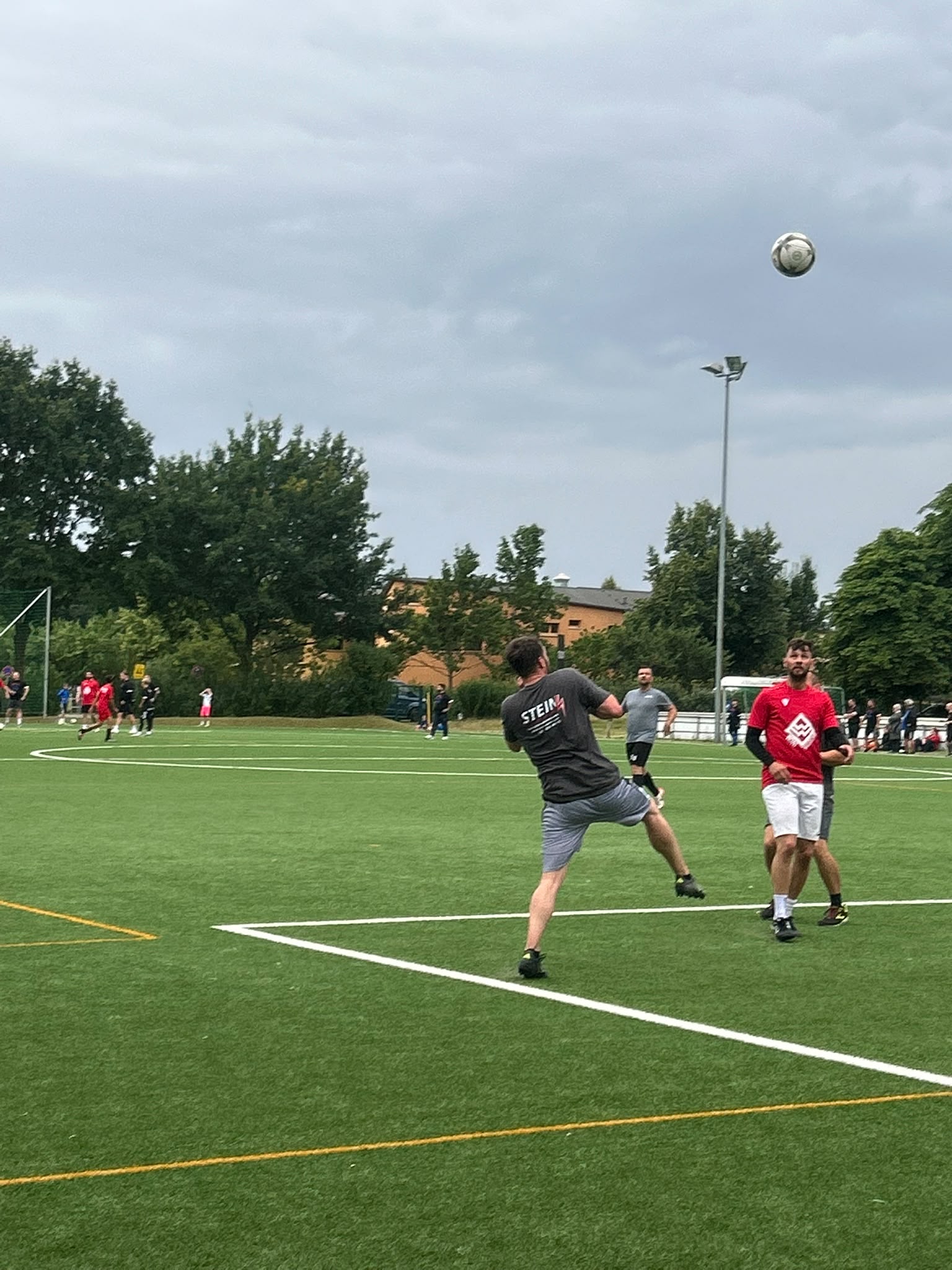 Spielszene beim 2. Sponsorencup SV Germania 90 Schöneiche 2026 – Sponsorenteams im Duell auf dem Platz