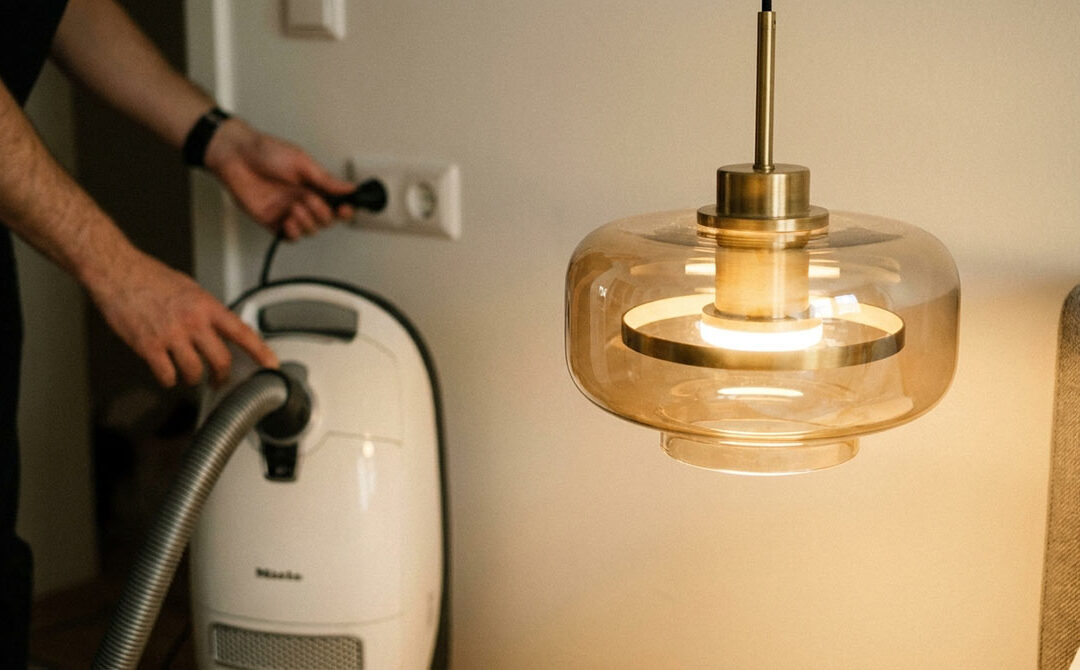 Deckenlampe flatterstücke beim Einschüler des Staubsaugers in der Wohnung